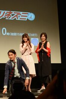 土下座をする瑛太と、それを見守る深田恭子と山口智子。