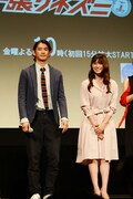 左から瑛太、深田恭子。