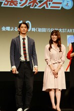 左から瑛太、深田恭子。