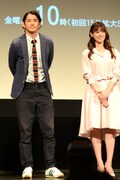 左から瑛太、深田恭子。