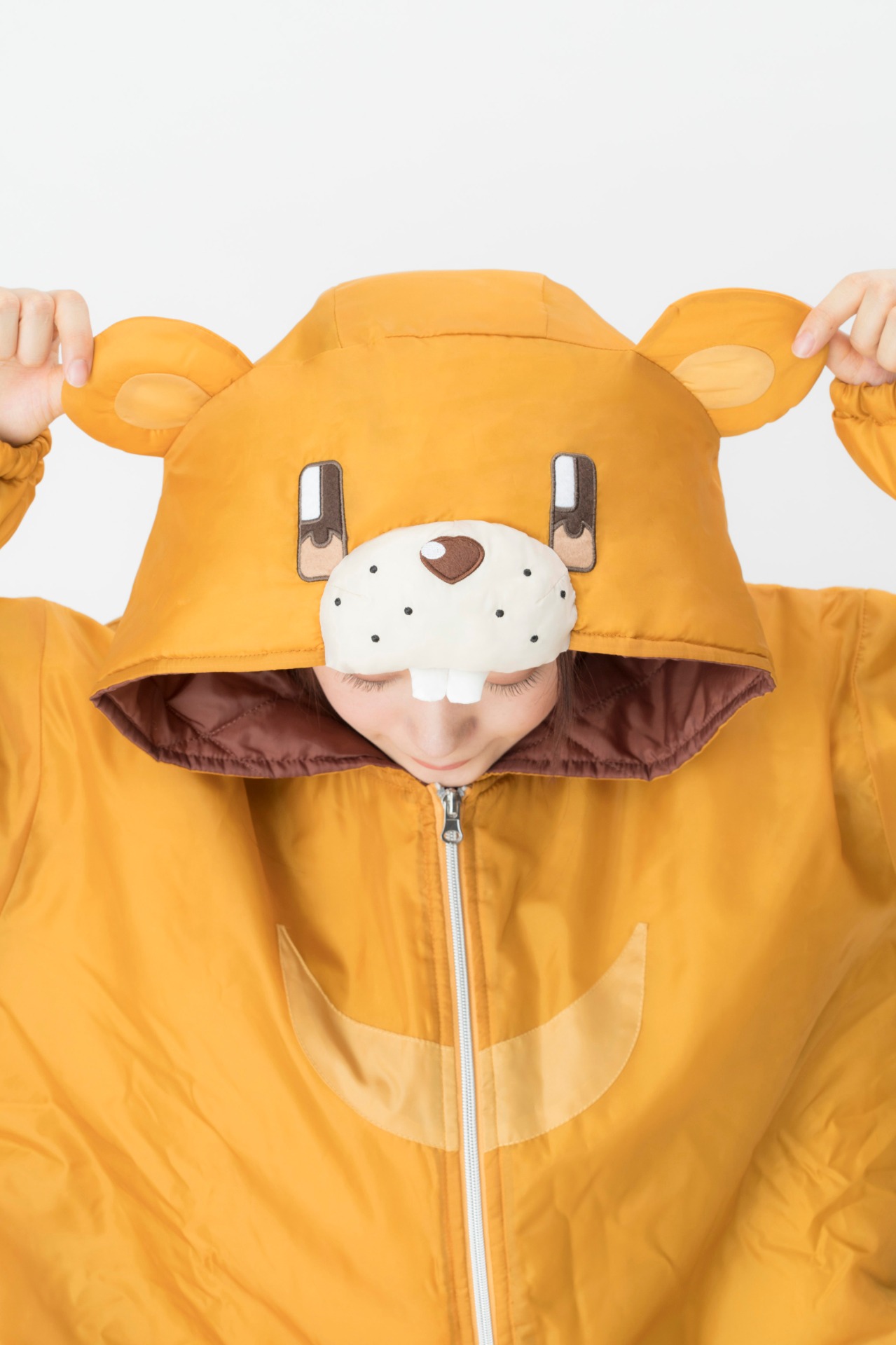 「NEW GAME!! 青葉の寝袋風ルームウェア」の着用イメージ。