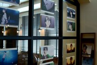 アニメのパネルが展示された、店内の様子。