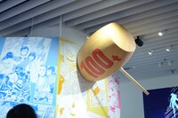 「創刊50周年記念 週刊少年ジャンプ展VOL.1 創刊～1980年代、伝説のはじまり」の様子。(c)北条司／NSP 1985