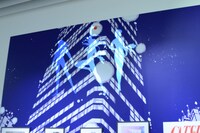 「創刊50周年記念 週刊少年ジャンプ展VOL.1 創刊～1980年代、伝説のはじまり」の様子。(c)北条司／NSP 1985