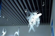 「創刊50周年記念 週刊少年ジャンプ展VOL.1 創刊～1980年代、伝説のはじまり」の様子。(c)高橋陽一／集英社