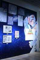 「創刊50周年記念 週刊少年ジャンプ展VOL.1 創刊～1980年代、伝説のはじまり」の様子。(c)車田正美／集英社