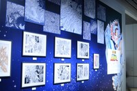 「創刊50周年記念 週刊少年ジャンプ展VOL.1 創刊～1980年代、伝説のはじまり」の様子。(c)車田正美／集英社