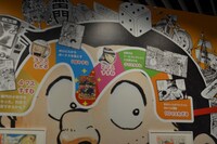 「創刊50周年記念 週刊少年ジャンプ展VOL.1 創刊～1980年代、伝説のはじまり」の様子。(c)秋本治・アトリエびーだま／集英社