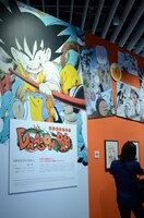 「創刊50周年記念 週刊少年ジャンプ展VOL.1 創刊～1980年代、伝説のはじまり」の様子。(c)バードスタジオ／集英社