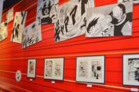 「創刊50周年記念 週刊少年ジャンプ展VOL.1 創刊～1980年代、伝説のはじまり」の様子。(c)バードスタジオ／集英社