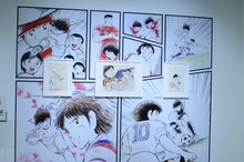 「創刊50周年記念 週刊少年ジャンプ展VOL.1 創刊～1980年代、伝説のはじまり」の様子。(c)高橋陽一／集英社