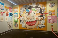 「創刊50周年記念 週刊少年ジャンプ展VOL.1 創刊～1980年代、伝説のはじまり」の様子。(c)秋本治・アトリエびーだま／集英社