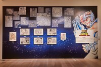 「創刊50周年記念 週刊少年ジャンプ展VOL.1 創刊～1980年代、伝説のはじまり」の様子。(c)車田正美／集英社