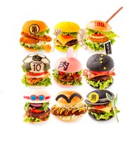 ミュージアムカフェ「THE SUN」で販売されるバーガー。