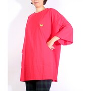 「『弱虫ペタル』超ゆったりサイズ ROOM Tシャツ」より、TORA（RED）の着用例。