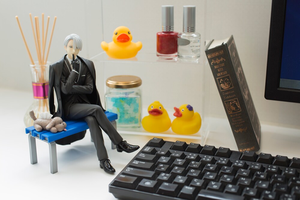 「ユーリ!!!」お披露目試合のスーツ姿を再現したヴィクトルのフィギュア