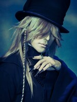 和泉宗兵扮する葬儀屋。