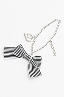 「黑執事 Book of Circus」グレル・サトクリフモデルのバッグに付属するチャーム。