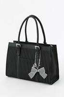 「黑執事 Book of Circus」ウィリアム・T・スピアーズモデルのバッグ。