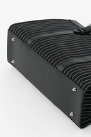 「黑執事 Book of Circus」とのコラボによるバッグ。