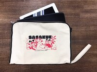 「春風のエトランゼ展～紀伊カンナの世界～」で販売されるビッグポーチ。