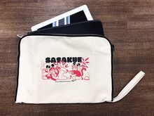 「春風のエトランゼ展～紀伊カンナの世界～」で販売されるビッグポーチ。