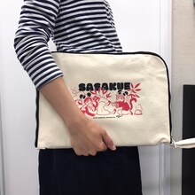 「春風のエトランゼ展～紀伊カンナの世界～」で販売されるビッグポーチの使用例。