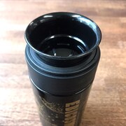 「春風のエトランゼ展～紀伊カンナの世界～」で販売されるサーモボトル。