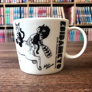 「春風のエトランゼ展～紀伊カンナの世界～」で販売されるマグカップ。