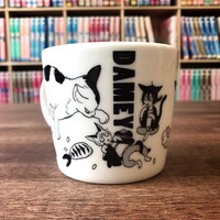 「春風のエトランゼ展～紀伊カンナの世界～」で販売されるマグカップ。