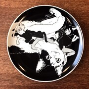 「春風のエトランゼ展～紀伊カンナの世界～」で販売されるプレート。