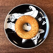 「春風のエトランゼ展～紀伊カンナの世界～」で販売されるプレート。