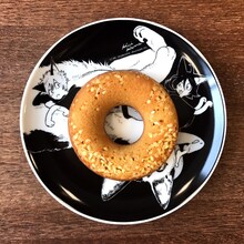 「春風のエトランゼ展～紀伊カンナの世界～」で販売されるプレート。