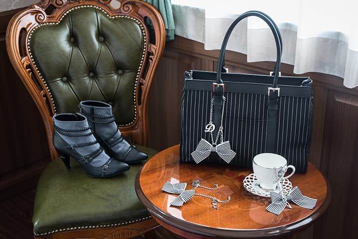 黒執事 死神のバッグと葬儀屋のブーツ 枢やな提案のデザインをもとに制作 コミックナタリー