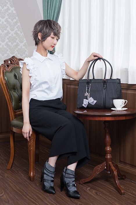 アニメ「黒執事」シリーズとSuper Groupiesのコラボによるバッグとブーツの使用イメージ。