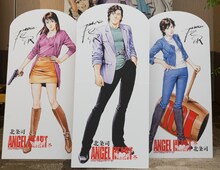 新宿の3店舗に展示される等身大パネルは、ファンが作品や北条司への直筆メッセージを書き込めるようになっている。