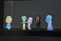 月影先生と同じポーズを取る美内すずえ。