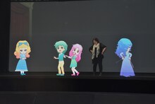 月影先生と同じポーズを取る美内すずえ。