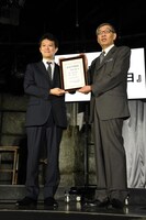 左から中野博之週刊少年ジャンプ編集長、日本記念日協会の代表理事・加瀬清志氏。