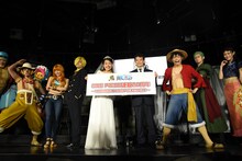 横澤夏子（中央左）、中野博之週刊少年ジャンプ編集長（中央右）と「ONE PIECE LIVE ATTRACTION」のキャスト。