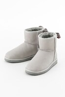 ヴィクトル・ニキフォロフモデルのムートンブーツ。