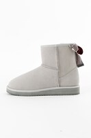 ヴィクトル・ニキフォロフモデルのムートンブーツ。