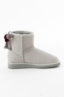 ヴィクトル・ニキフォロフモデルのムートンブーツ。