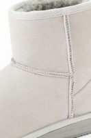 ヴィクトル・ニキフォロフモデルのムートンブーツ。