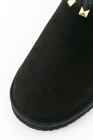 ユーリ・プリセツキーモデルのムートンブーツ。