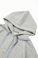 ヴィクトル・ニキフォロフモデルのパーカー。