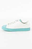 ヴィクトル・ニキフォロフモデルのスニーカー。