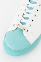 ヴィクトル・ニキフォロフモデルのスニーカー。