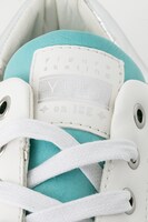 ヴィクトル・ニキフォロフモデルのスニーカー。