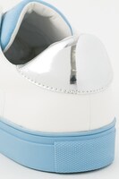 勝生勇利モデルのスニーカー。